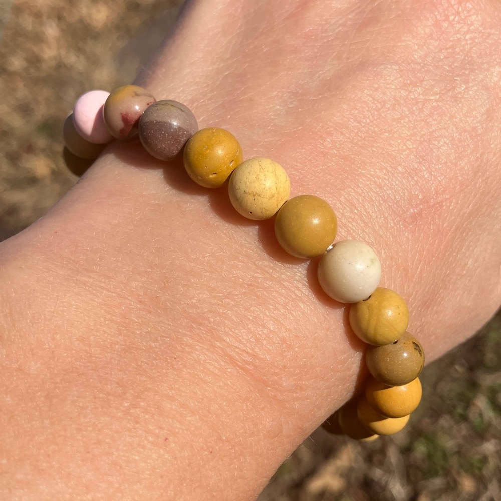 NWOT Matte Elastic Mookaite Jasper Beaded Bracelet